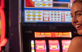 Live Baccarat Dealer ကာစီနို ဂိမ်း မြန်မာ ကစားသမား
